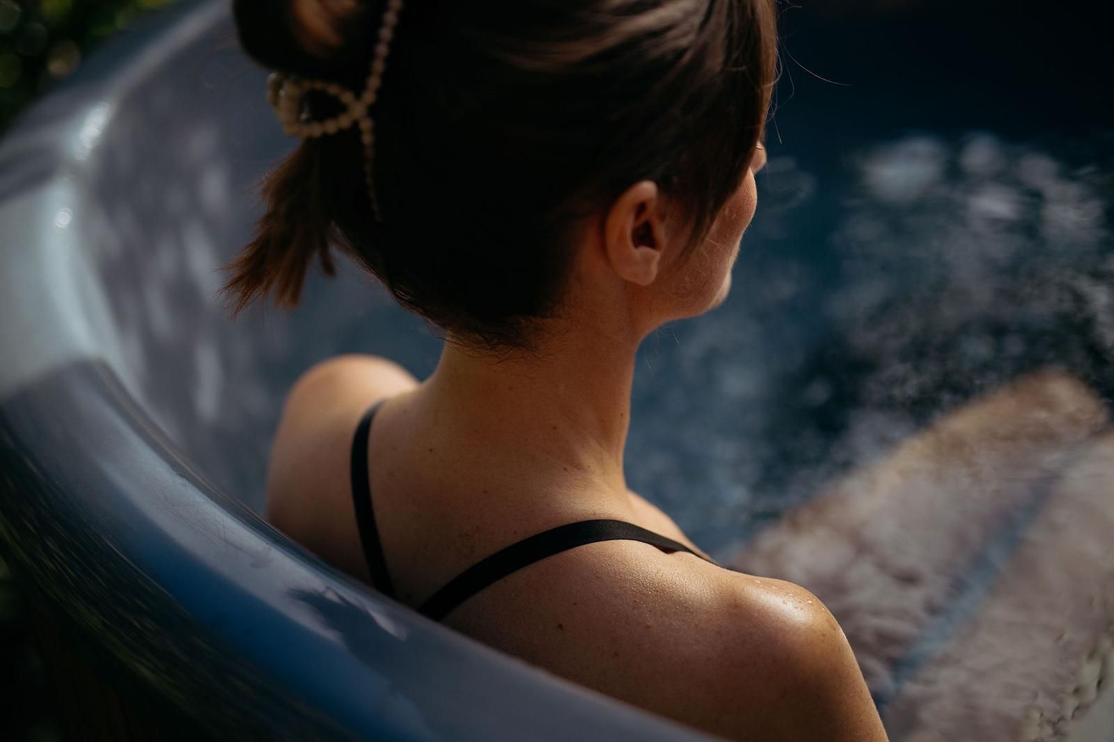 Geniessen Sie den Whirlpool in Nature Villa with Hottub, Wekerom, Veluwe, Gelderland, Ferienwohnung fuer 2 Personen