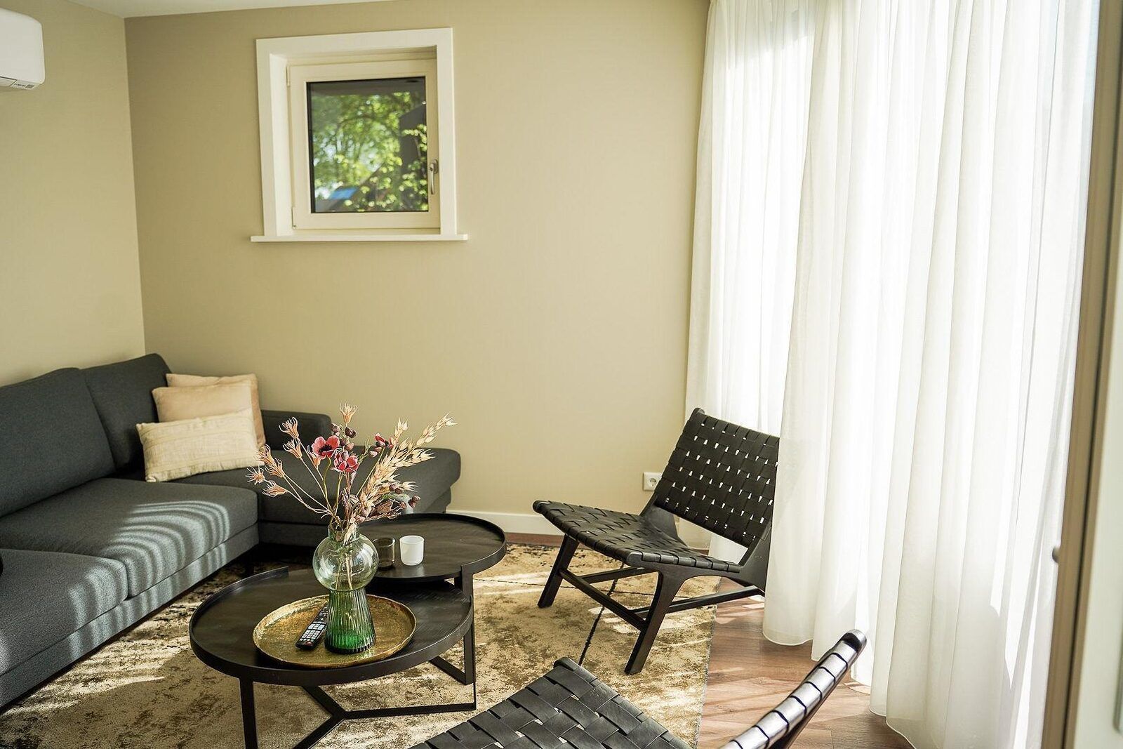 Esszimmer mit Blumen in Nature Villa mit Whirlpool, Wekerom, Veluwe, Gelderland, Ferienwohnung fuer 2 Personen