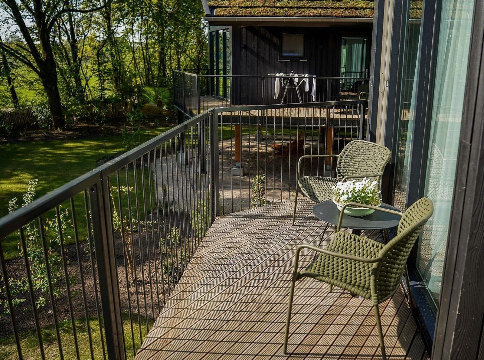 Essen im Freien auf der Terrasse der Nature Villa mit Whirlpool, Wekerom, Veluwe, Gelderland