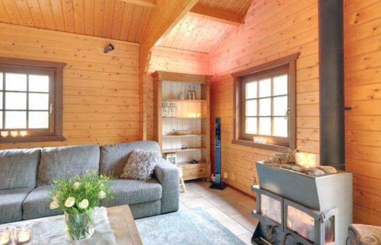 Geraeumiges Wohnzimmer in Cottage in Bennekom, Veluwe, Ferienhaus mit Holzinterieur.