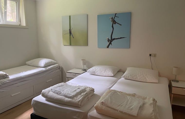 Modernes Badezimmer mit Dusche in einem Ferienhaus in Bennekom, Veluwe, Gelderland.