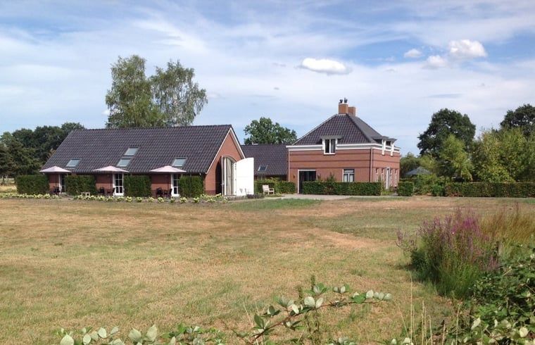Vakantiehuisje in Eerbeek op de Veluwe, Gelderland, omgeven door groene natuur en rustieke charme.