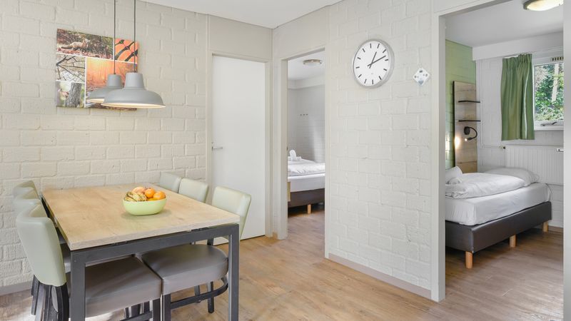 Open doorgang naar slaapkamers in Coldenhove 6-persoons hondenbungalow, Eerbeek, Gelderland.