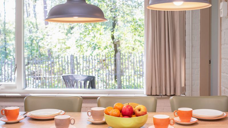 Gezellig gedekte eettafel in Coldenhove 6-persoons hondenbungalow, Eerbeek, Veluwe.