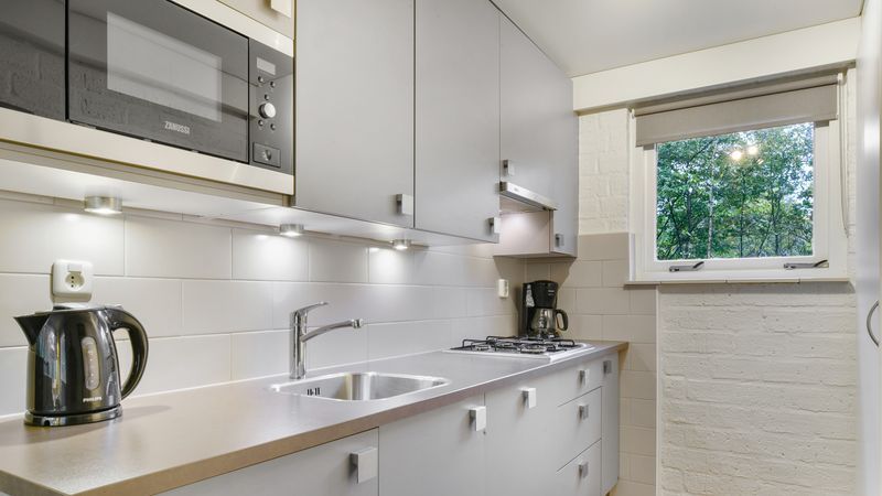 Moderne keuken in Coldenhove 6-persoons hondenbungalow, Eerbeek, Veluwe, Gelderland.