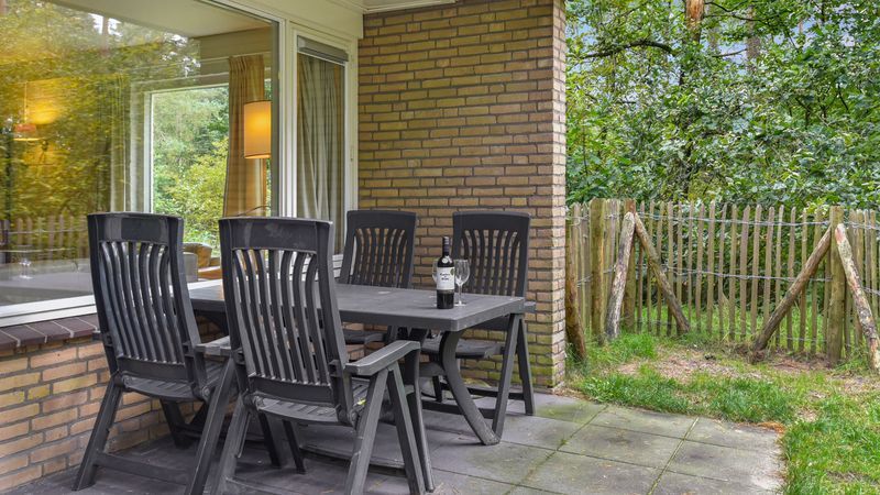 Buiten terras met zitgelegenheid in Coldenhove 6-persoons hondenbungalow, Eerbeek, Veluwe.