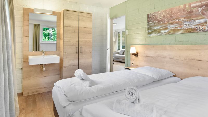 Comfortabele slaapkamer met tweepersoonsbed in Coldenhove 6-persoons hondenbungalow, Eerbeek, Veluwe.