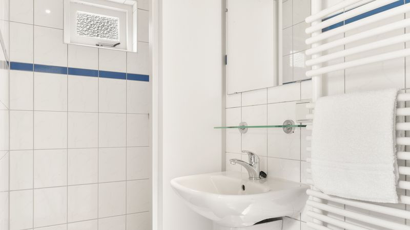 Moderne badkamer in Coldenhove 6-persoons hondenbungalow, Eerbeek, Veluwe, Gelderland.