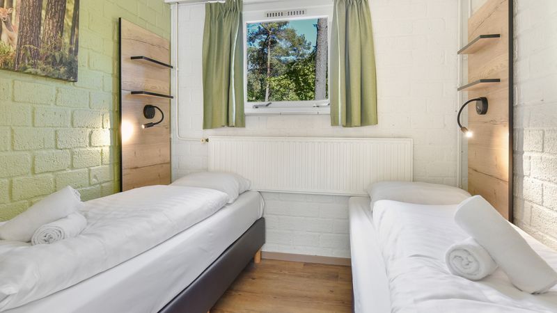 Slaapkamer met twee eenpersoonsbedden in Coldenhove 6-persoons hondenbungalow, Eerbeek, Veluwe.