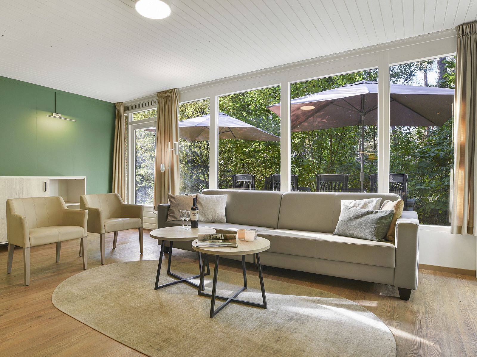 Stilvolle Kueche in Coldenhove 8-Bett-Bungalow, Eerbeek, Veluwe mit Esstisch.