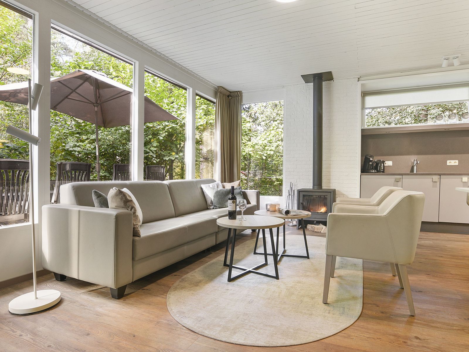 Gemuetlicher Esstisch im 8-Bett-Bungalow Coldenhove, Eerbeek, Veluwe, bereit zum Abendessen.