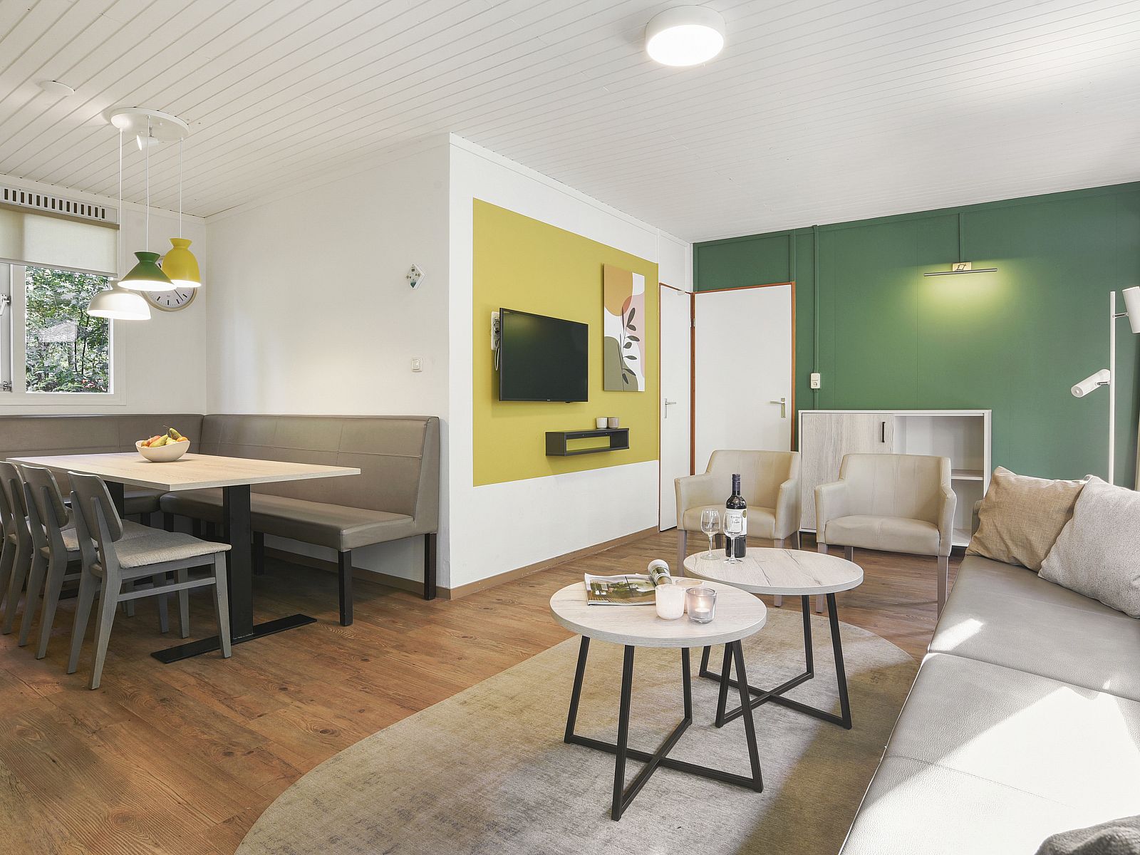 Kuechenarbeitsplatte mit Obst- und Kaffeemaschine im 8-Bett-Bungalow Coldenhove, Eerbeek, Veluwe.