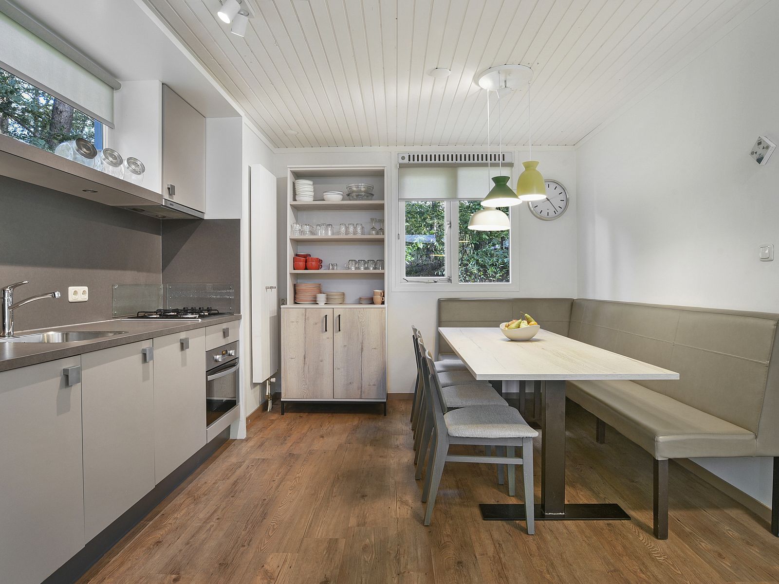 Schattige Terrasse des 8-Bett-Bungalows Coldenhove, Eerbeek, Veluwe mit grossen Sonnenschirmen.