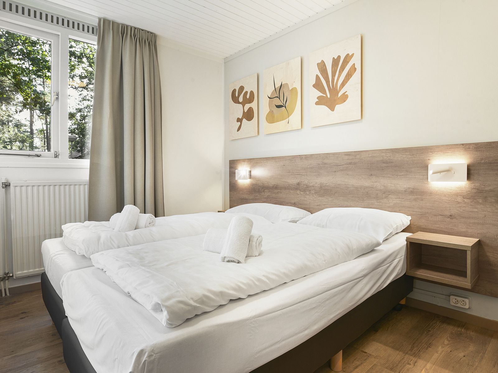 Modernes Badezimmer in Coldenhove 8-Bett-Bungalow, Eerbeek, Veluwe mit Dusche und Badewanne.