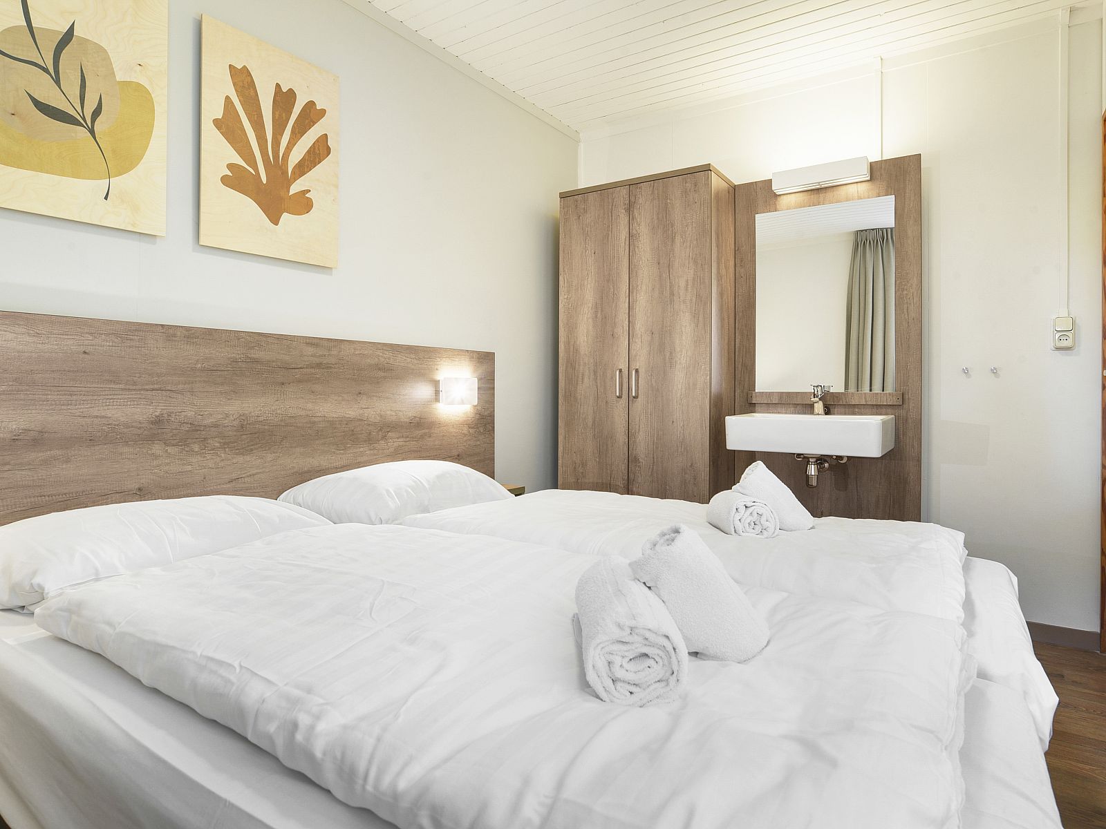 Schlafzimmer mit zwei Einzelbetten in Coldenhove 8-Bett-Bungalow, Eerbeek, Veluwe.