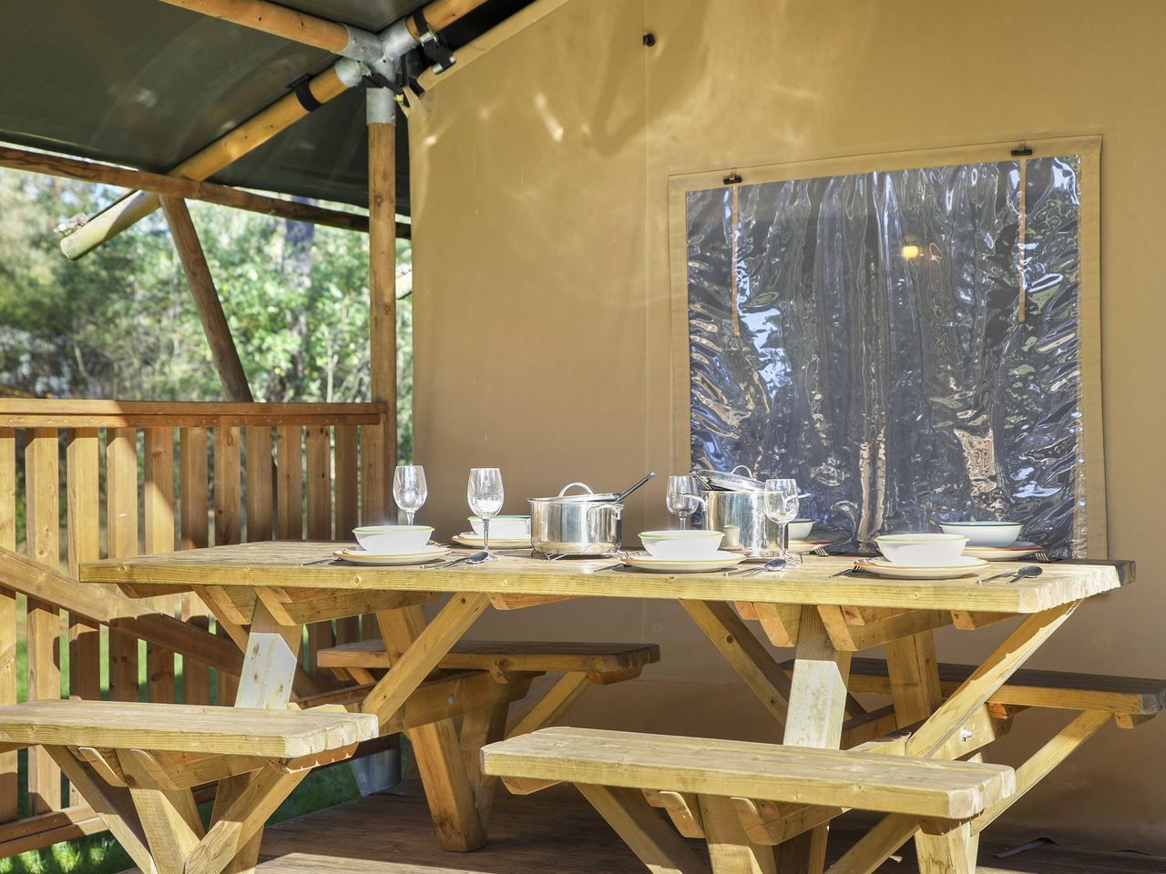 Gemuetliches Wohnzimmer der Glamping Lodge Coldenhove in Eerbeek, Veluwe, Gelderland.