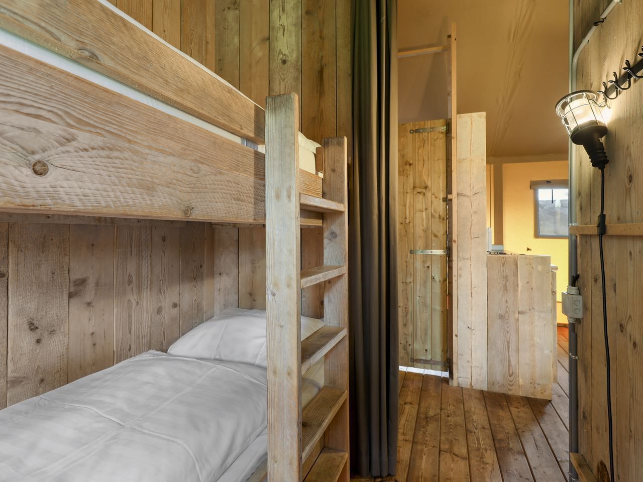 Geraeumige Essecke in Coldenhove Glamping Lodge, perfekt fuer Familienessen, Eerbeek, Veluwe, Gelderland.