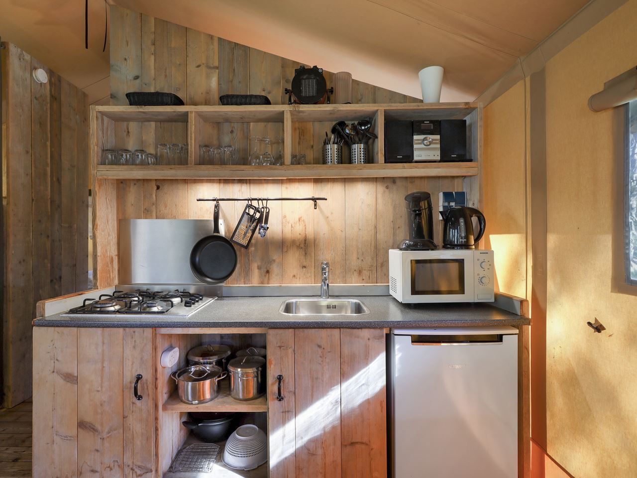 Voll ausgestattete Kueche in Coldenhove Safarizelt, Eerbeek, Veluwe, Gelderland.