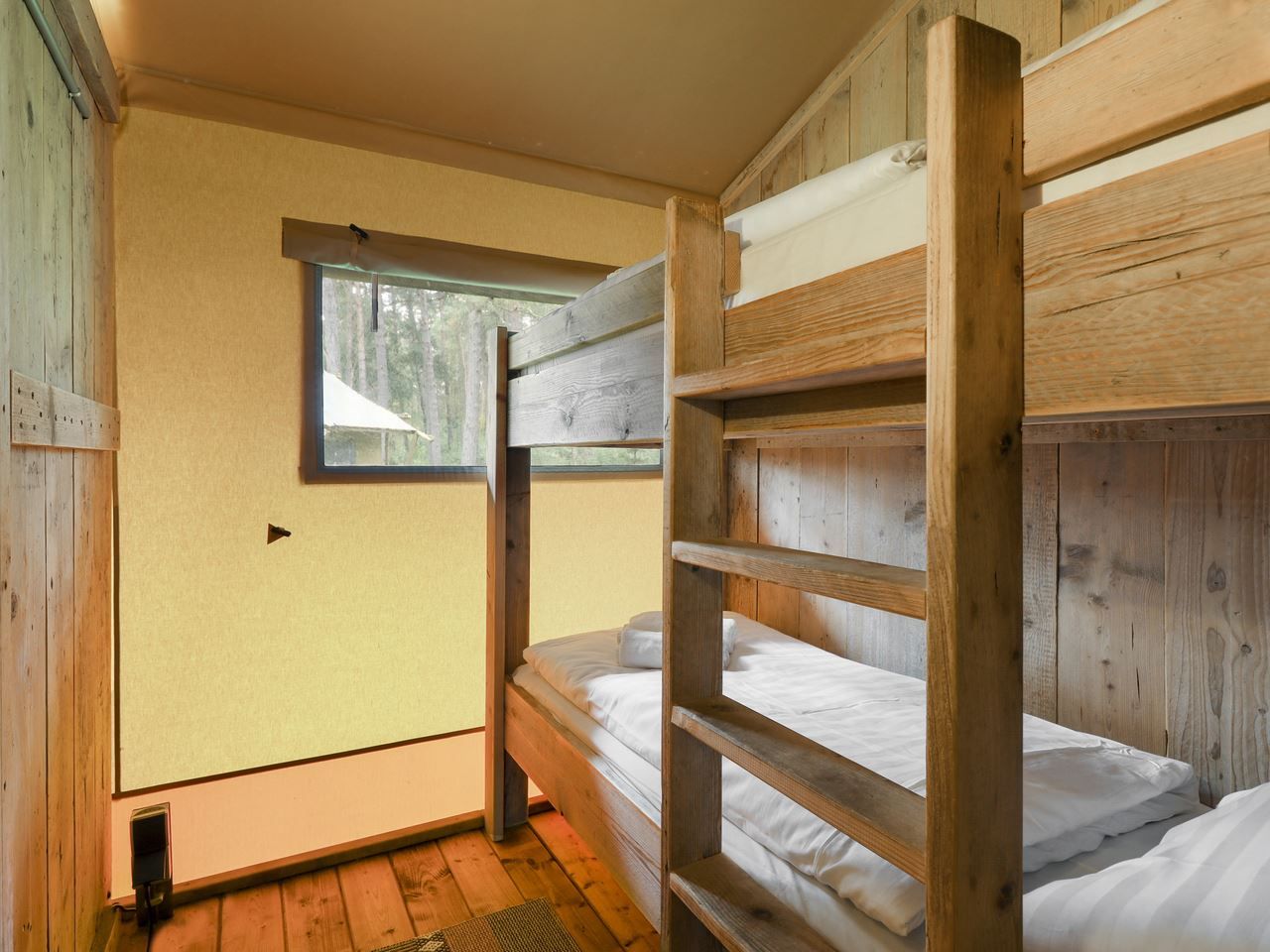 Praktische Kueche in der Glamping Lodge Coldenhove mit modernen Geraeten, Eerbeek, Veluwe, Gelderland.