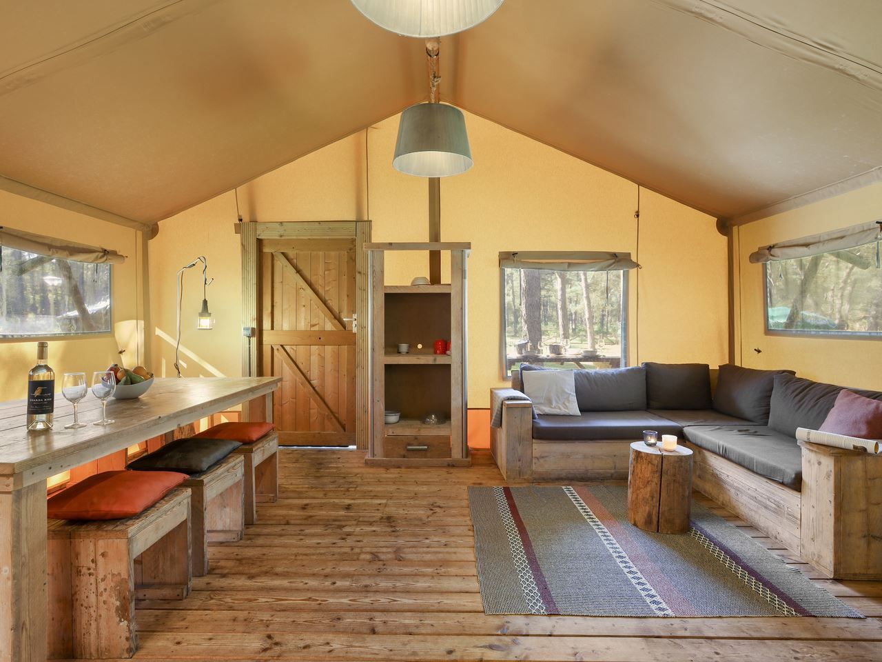 Essen im Freien auf der Terrasse der Glamping Lodge Coldenhove in Eerbeek, Veluwe, Gelderland.