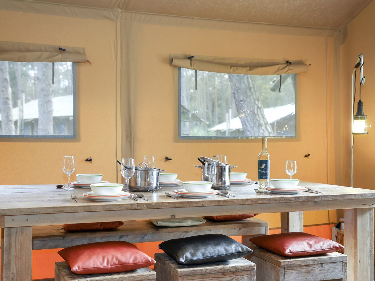 Sitzgelegenheiten im Freien in der Glamping Lodge Coldenhove in Eerbeek, umgeben von Gruen, Veluwe, Gelderland.