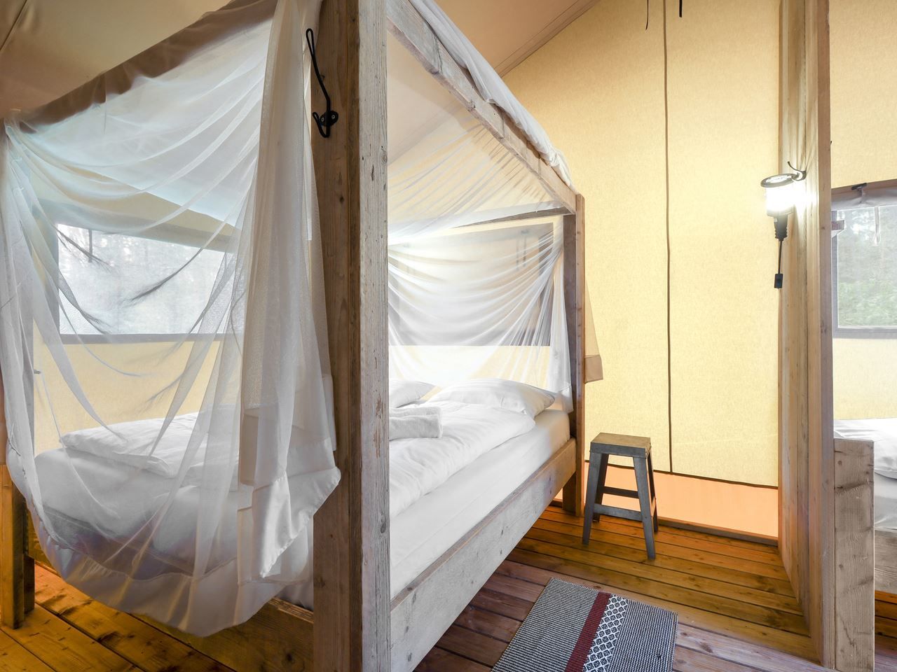 Veranda des Safarizeltes Coldenhove mit Sitzgelegenheit, ideal zum Entspannen, Eerbeek, Veluwe, Gelderland.