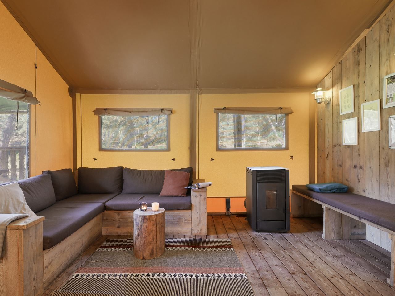 Ruhiges Schlafzimmer im Coldenhove Safarizelt mit Doppelbett, Eerbeek, Veluwe, Gelderland.