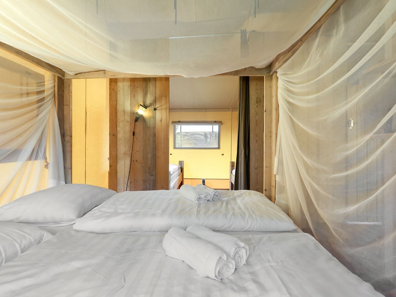 Schlafzimmer im Coldenhove-Safarizelt mit frischem Bettzeug, Eerbeek, Veluwe, Gelderland.