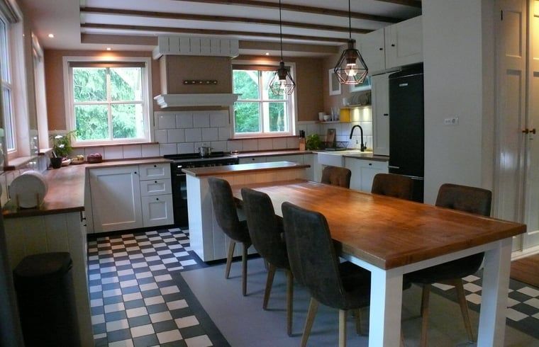 Moderne Kueche des Ferienhauses in 't Loo Oldebroek in Veluwe, Gelderland.