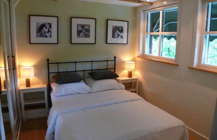 Schlafzimmer mit Doppelbett im Ferienhaus in 't Loo Oldebroek, Veluwe.