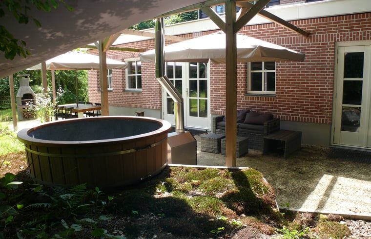 Terrasse mit Whirlpool im Ferienhaus in 't Loo Oldebroek, Veluwe.
