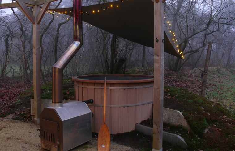 Whirlpool im Freien in der Abenddaemmerung im Ferienhaus in 't Loo Oldebroek, Veluwe.