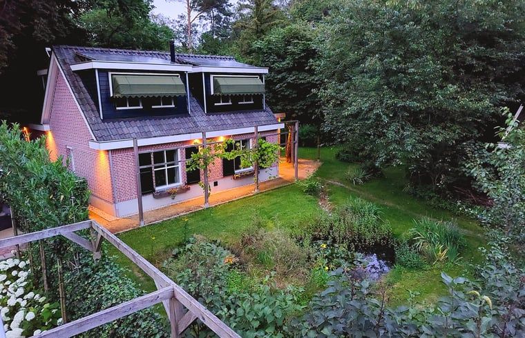 Ferienhaus in 't Loo Oldebroek bei Nacht beleuchtet auf der Veluwe, Gelderland.