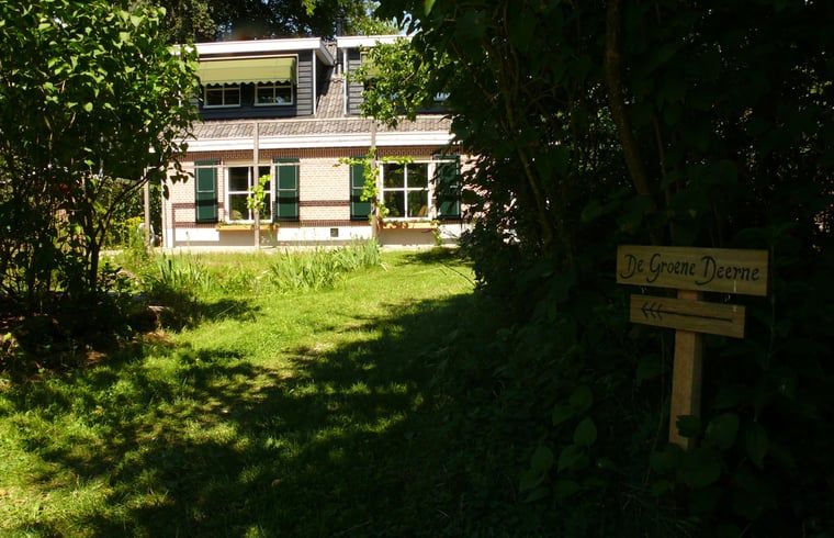 Weg zum Ferienhaus in 't Loo Oldebroek, umgeben von Gruen, Veluwe.