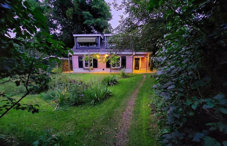 Ferienhaus in 't Loo Oldebroek am Abend mit Gartenbeleuchtung, Veluwe.