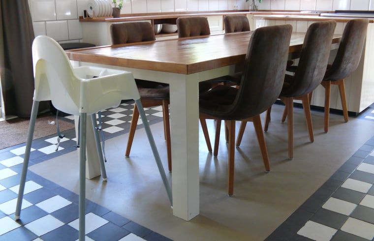 Esstisch mit Hochstuhl im Ferienhaus in 't Loo Oldebroek, Veluwe.