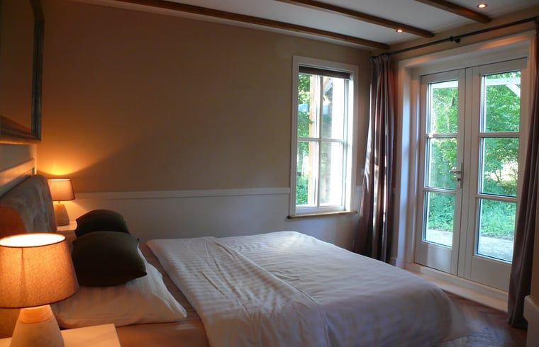 Schlafzimmer mit Fluegeltueren im Ferienhaus in 't Loo Oldebroek, Veluwe.