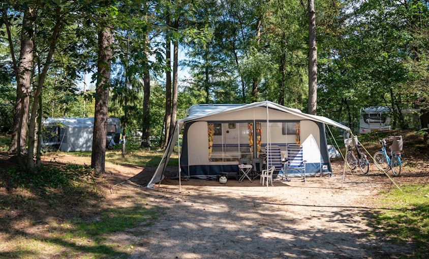 Rabbit Hill campingplaats C16 in Nieuw Milligen, Veluwe met stacaravan en omringende natuur.