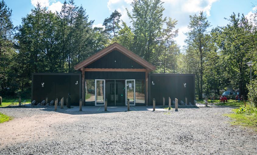 Modern gebouw op Rabbit Hill, Veluwe, Gelderland, biedt faciliteiten voor campinggasten.