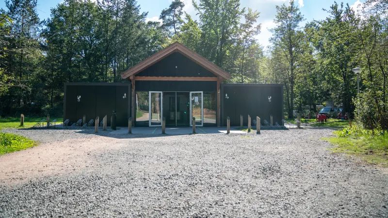 Faciliteitengebouw op Rabbit Hill, Nieuw Milligen, Veluwe, met moderne voorzieningen voor kampeerders.