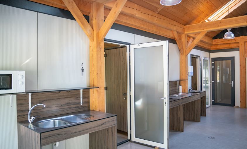Interieur van faciliteitengebouw op Rabbit Hill, Veluwe, met houten details en moderne voorzieningen.