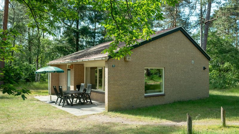Bungalow Rabbit Hill 6B in Nieuw Milligen, Veluwe met terras en groene omgeving.