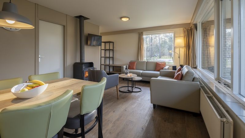 Interieur van Rabbit Hill bungalow 6B met open haard en comfortabele zithoek.