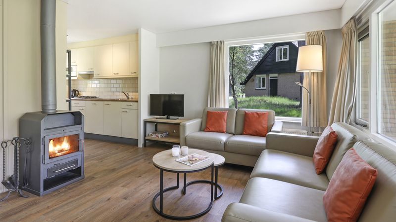 Lichte woonkamer van Rabbit Hill vakantiehuis in Nieuw Milligen met uitzicht op natuur.