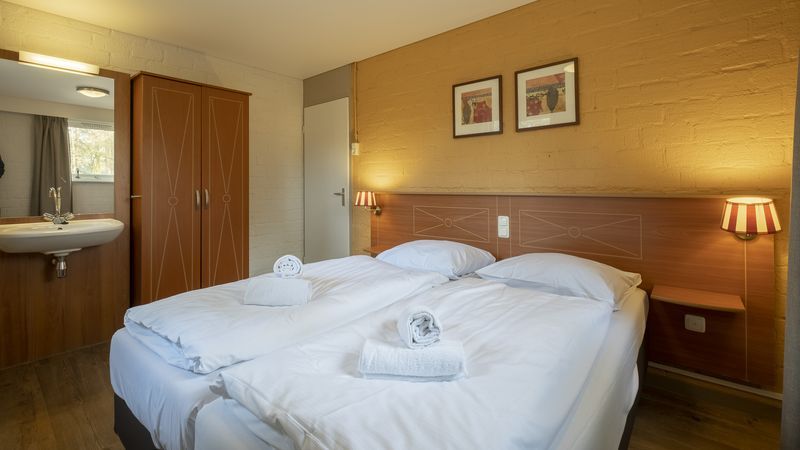 Slaapkamer in Rabbit Hill bungalow 6B met tweepersoonsbed, Veluwe, Gelderland.