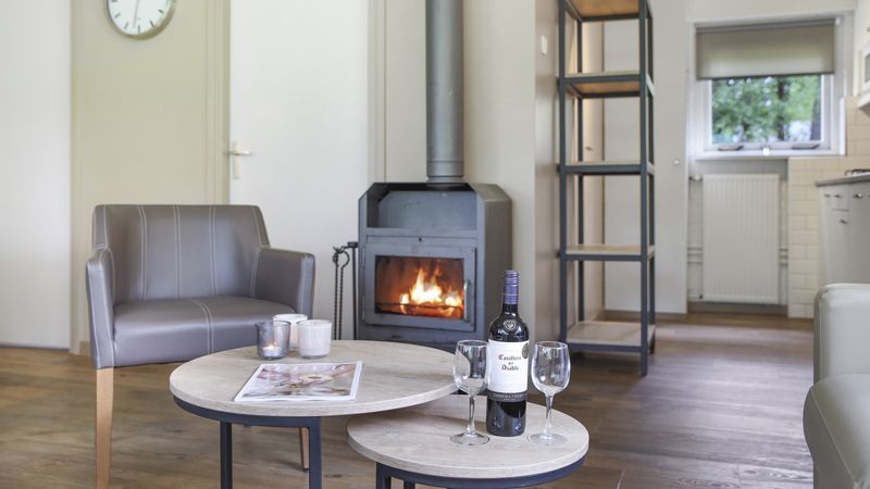 Knusse zithoek met open haard in Rabbit Hill vakantieaccommodatie, Veluwe.