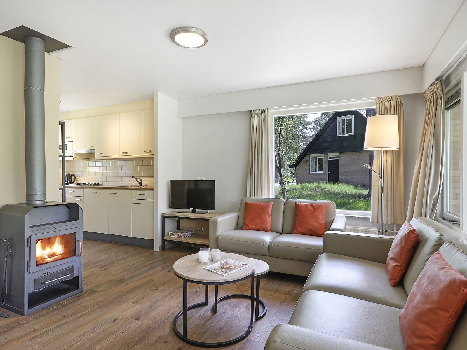 Gezellige eet- en woonkamer in Rabbit Hill 6-persoons bungalow, Gelderland.