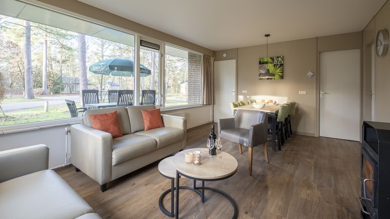 Ruime woonkamer in Rabbit Hill vakantiehuis met uitzicht op de natuur, Gelderland.