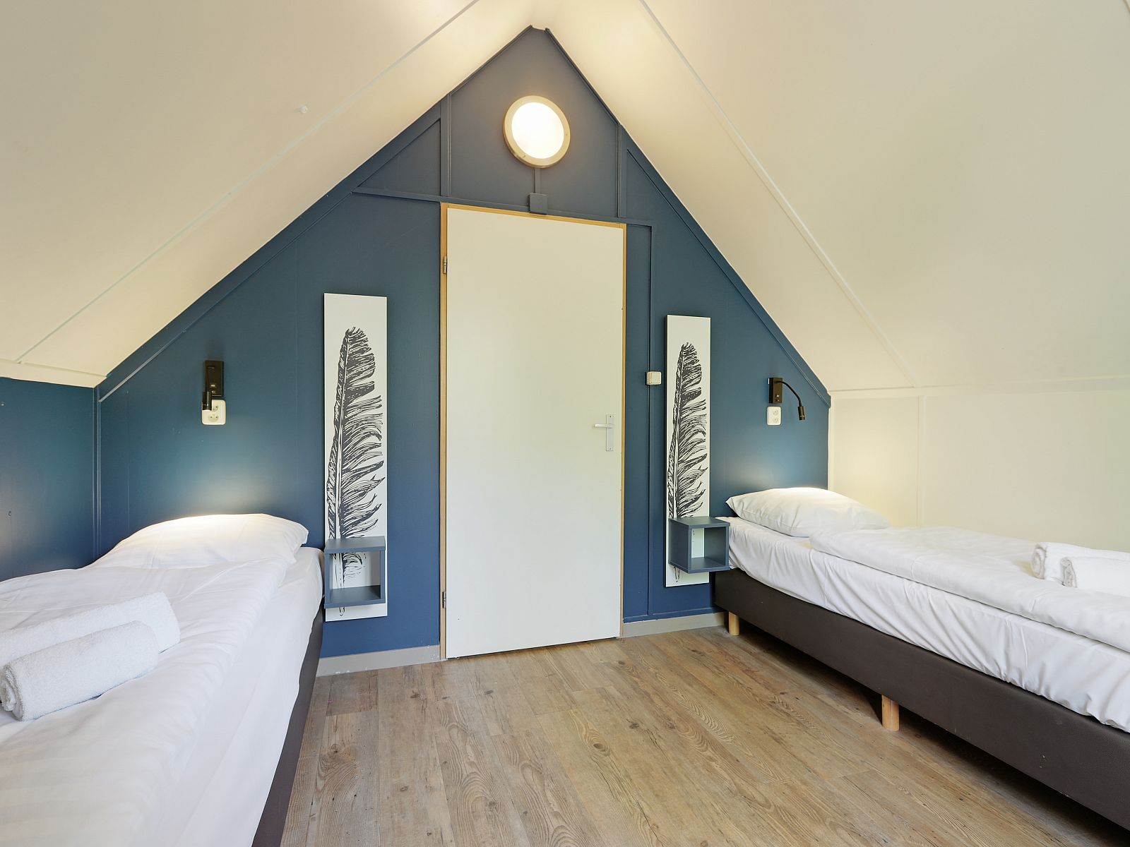 Volledig uitgeruste keuken in Rabbit Hill 8-persoons bungalow 8C, Nieuw Milligen, Veluwe, met moderne apparatuur en veel lichtinval.