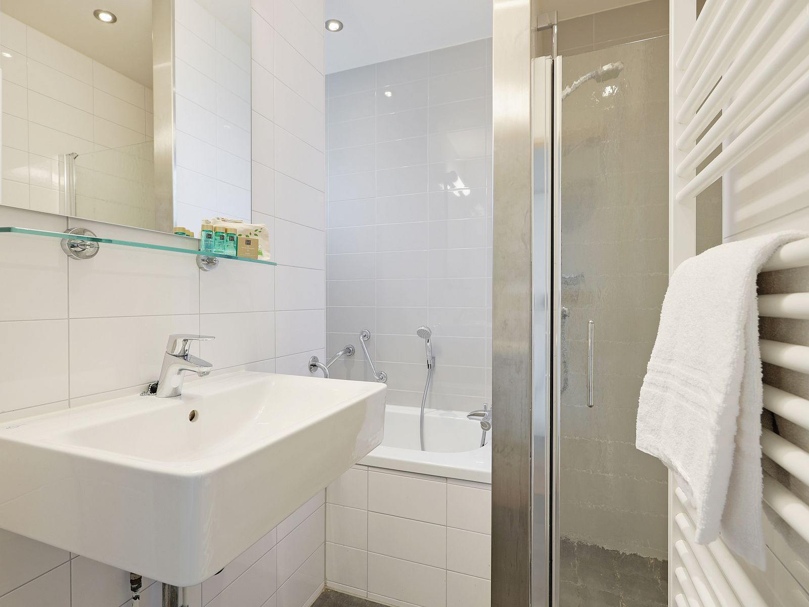 Badkamer in Rabbit Hill 8-persoons bungalow 8C, Nieuw Milligen, Veluwe, met moderne voorzieningen en een douche.